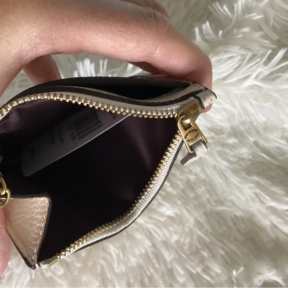 Coach ID case. Great condition. Great accent piece - Picture 3 of 4